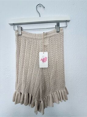 NWT L'ATISTE Beige with Ruffles shorts 🩳 size medium